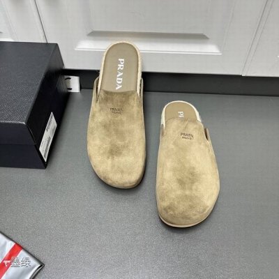 prada 真皮男士半拖 四色到货 这款时尚休闲的穆勒鞋 精选植绒牛反二层牛皮 巧妙融合精致质感 皮革衬里 鞋面饰有prada Milano字母徽标 10毫米轻