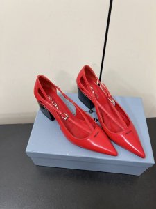 Prada 25ss 早春新款绝美尖头跟鞋 时尚界久违的极简之美经典时尚配色 毫不费力的优雅风来袭 时髦 精致 绝美 包头尖头 开边珠外穿时尚气质简约新款日常拖