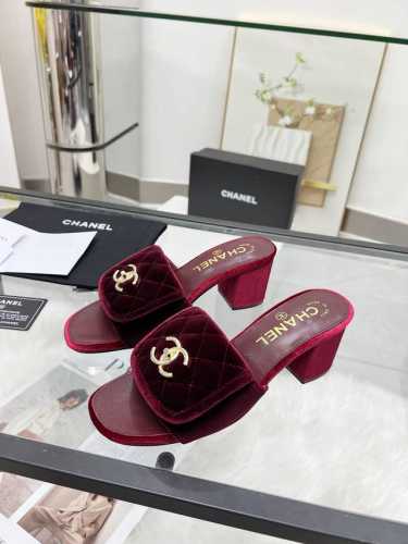 CHANEL 25早春新品 拖鞋火爆上市！黑色、米白、杏色、粉色、黑色真丝绒、酒红真丝绒、跟高6厘米。35-43。像胶底