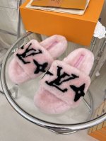 Louis vuitton 新款直羊毛拖鞋 頂级品质纯皮毛一体羔羊毛打造！超温暖的感觉，穿上仿佛踩在云朵上LV经典老花装饰，精致高级！让这双毛拖身价陡增！鞋底是