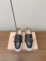 miumiu｜缪缪2025新款蝴蝶结乐福鞋 p 缪缪这是一款越看越上头的小皮鞋，配上袜子也是很有学院风一整个高级住了，又甜又酷，皮质也特别软而且版型特别显瘦，对