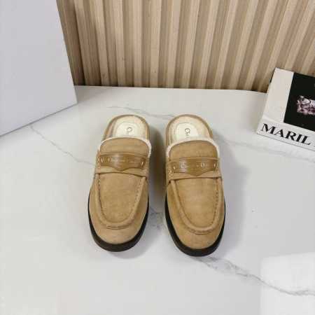 迪奥穆勒鞋包头半拖鞋 这款融入 Dior 非凡的精湛工艺，重新诠释经典乐福鞋设计。采用绒面羊皮革等材质精心制作，饰以白色皮毛一体里料提升格调，正面皮革标签饰以金 - 点击图像关闭