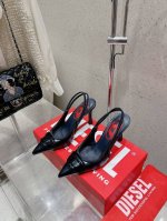 Diesel小众个性尖头凉鞋 高跟鞋 今年谁还没拥有Diesel的搭配神器 你们这群辣妹都入手了吗？无论是鞋子衣服包包都太太太好看了！ 鞋面采用牛皮 进口定制布
