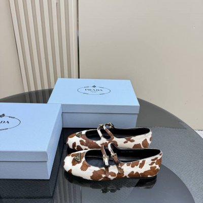 顶版 带飞机盒 prada 普拉达经典三角标 豹纹玛丽珍鞋 街头辣妹风 造型感很强 高级感All Black颜值 欧美时尚 四季必备款 日常随心搭配裙子 裤子