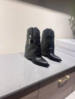 GIVENCHY纪梵希新款金属扣长靴 风靡时尚圈的裤腿靴，非纪梵希莫属 经典版型一再升级 原版1:1开发，腿部饰有皮革束带 搭配金属扣侧面饰有银色和金色饰面 不