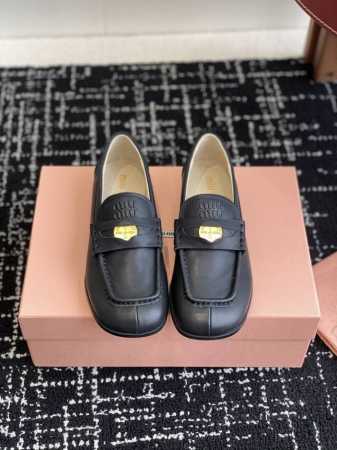 代购级400 Miu Miu 25Ss 缪缪春夏新款 方圆头 乐福鞋 上世纪50年代，乐福鞋搭配制服，风行美国校园。学生为抗议校内着制服的规定，便将一枚硬币嵌入 - 点击图像关闭
