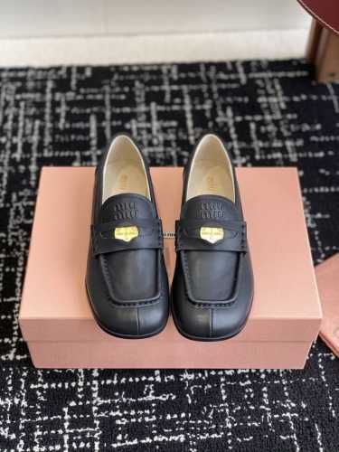 代购级400 Miu Miu 25Ss 缪缪春夏新款 方圆头 乐福鞋 上世纪50年代，乐福鞋搭配制服，风行美国校园。学生为抗议校内着制服的规定，便将一枚硬币嵌入
