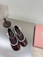miu'miu 中跟玛丽珍 小牛漆皮单鞋 小牛漆皮 跟镶嵌 五金Logo 对版 酒红色 中跟设计 系列 Miu'miu 经典舒适 制作 原版一致 意大利真皮 大