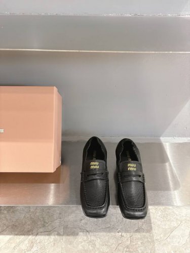 高跟 MiuMiu谬谬2024秋季新款乐福鞋 原版 1：1开发，各大明星 网红的热爱款 ，亲肤柔软秋季必备款 鞋面简约设计性感 面料完全对版的柔软小牛皮 内里垫