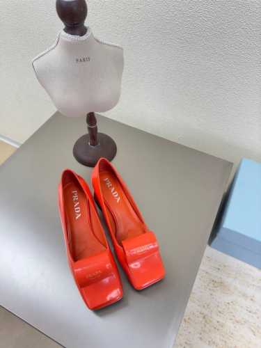 卷舌设计 方头单鞋 印胶 Logo 单鞋 Prada 方圆跟 4.5 Cm 简约设计 搭配三角标 Logo 的设计和简约的线条 很有格调 简单纯粹得色调 原版开
