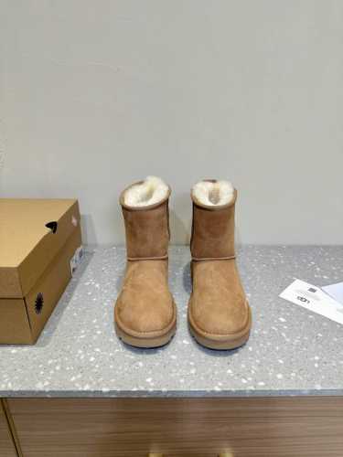 UGG 油叽叽 秋冬新款 包头拖鞋 毛毛拖鞋 棉鞋 真的是必须人手一双！慵懒随性的代表 穿搭上脚真的很高级 上脚包裹感超nice 很舒服，懒人必备，可以搭配衣柜