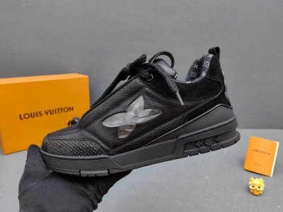 实价： 奢品Trainer休闲运动鞋，运动鞋记录设计师 Virgil Abloh 由复古篮球鞋激发的经典创意，此次拼接光滑牛皮革和 Monogram 压纹粒面牛