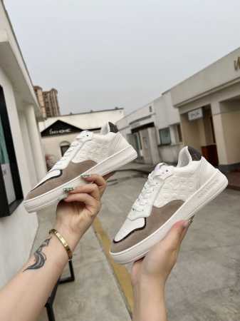 一眼心动的LV新款24ss 航海刺绣运动鞋 新品LV Confetti系列 黑白配色，是全皮材质。麂皮拼接小牛皮！ 刺绣版面是L家航海元素的刺绣，超级精致好看！ - 点击图像关闭