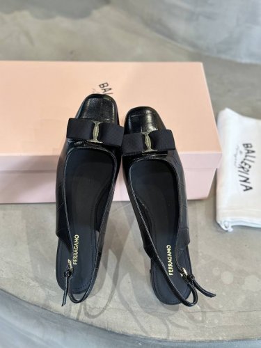 工厂P价 Ferraga*O 菲拉*25慕春夏新款Vara蝴蝶结后空露跟凉鞋！ 菲拉家经典的绸缎蝴蝶结 经典优雅永不过时！就像是礼物般的惊喜 搭配压纹质感的鞋面