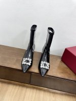 出厂价 代购级Roger Vivie*新款方扣猫跟短靴 优雅精致 脚感舒适 上脚精致又减龄 鞋面：真丝 牛皮 原版开模钻扣 垫脚：顶级混种羊皮 大底：意大利真皮