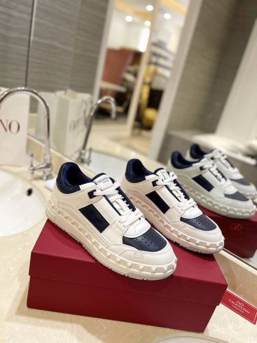 工厂 最新款 情侣款休闲鞋 Valentino专柜同步新款低帮休闲运动鞋 专业高端，完美复刻，品质一流！ 全部采用原版1:1材料制作，独家开模！ 面料定制牛皮，