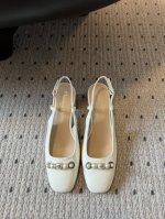 顶级品质 Dio* 25S春夏新款 珍珠扣漆皮玛丽珍凉鞋 非常精致的珍珠排扣，显得整体就很优雅！像漫步的黑天鹅！整体鞋型比较秀气！符合玛丽珍的风格设计，搭配上非
