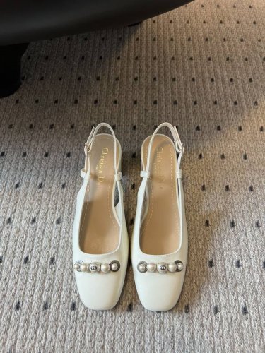 顶级品质 Dio* 25S春夏新款 珍珠扣漆皮玛丽珍凉鞋 非常精致的珍珠排扣，显得整体就很优雅！像漫步的黑天鹅！整体鞋型比较秀气！符合玛丽珍的风格设计，搭配上非