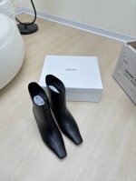Khaite 猫跟方头系列 短靴 黑色小牛皮 前卫、锋利和无畏的设计，让Khaite近年响亮时尚界。 2016年由设计师Catherine Holstein创立