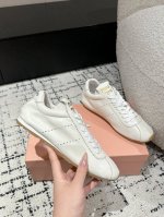 顶级版本miumiu繆繆 25 最新 德训鞋 脏脏鞋 暴走不累 好看又时尚 今年的Miu开了挂啦 每个都特别好看！小白鞋今年主推款 复古做旧时尚 简约高级 随意