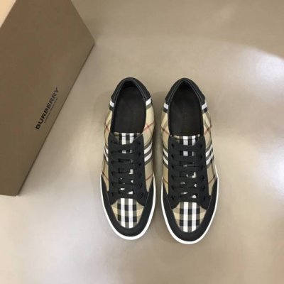 Burberr* 男士经典低帮运动鞋，以 Vintage 复古格纹棉与哑光小牛皮材质焕新演绎，装饰焕新的品牌徽标。头层羊皮内里，鞋跟饰有 Burberry 字母