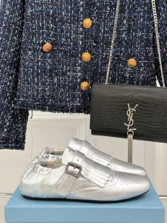 厂价半拖 乐福鞋 Prada 普拉达25Ss新品复古 走秀流苏乐福鞋半拖鞋系列 流苏搭配雕花工艺设计 网红Ins热捧 复古又时尚 上脚非常舒适又百搭！ 鞋面采用 - 点击图像关闭