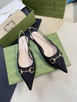 Gucci 24Ss春夏新款 G家尖头马衔扣V型系列 经典再现 简约设计高雅品质 鞋面以羊皮双G布材料匠心打造 鞋面缀饰亮眼的经典马衔扣 后带着釆用松紧带设计