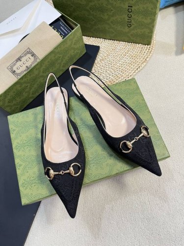 Gucci 24Ss春夏新款 G家尖头马衔扣V型系列 经典再现 简约设计高雅品质 鞋面以羊皮双G布材料匠心打造 鞋面缀饰亮眼的经典马衔扣 后带着釆用松紧带设计