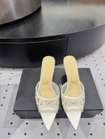仙女版凉鞋，纯手工蕾丝折叠工艺，非常的美，上脚无敌了 进口 真丝+蕾丝 内里 羊皮 鞋底 牛皮大底 优雅风格 创造不一样的感觉 跟高 6.5 Cm 专柜包装 简