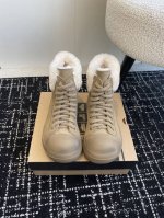 代购级 UGG.皮毛一体雪地靴 看多了经典款 需要一些点缀 今年特别爱毛线编织 成为寒冬流行穿搭的主流趋势 漫长的冬日还有什么比舒适度保暖更渴求呢 Size：#