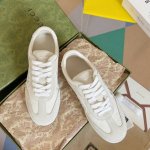 橙子出厂价 Gucci 古驰 最新款双G 情侣款 休闲小白鞋 运动鞋 德训鞋 原版购入开发 做货 采用创新缝线工艺制作，打造如水般的流动质感。皮革设计搭配三维立