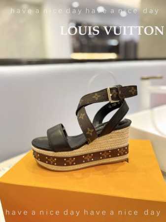 价格 Louis Vuitton 最新走秀款厚底凉鞋 香港原版购入一比一开模 今年的款式比去年增加了老花原素 显得更为大牌 皮面款采用原版仿旧打蜡牛皮 内里垫脚 - 点击图像关闭
