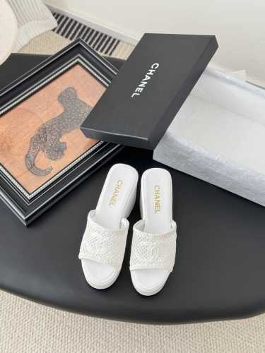 Chanel 25p秀款厚底防水台拖鞋 鞋面新版面刺绣，防水台4.5Cm，后跟10Cm！ 上脚后很稳！穿上立马两米八 内里垫脚羊皮，原版大底。 Size:35-