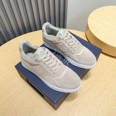 工厂p Dior 迪奥专柜同步上线 这款B27低帮休闲运动鞋是该系列新品，延续 Di*R的经典款式。鞋面选用原版Dior印花效果搭配牛皮革制作，搭配双色纹理大底