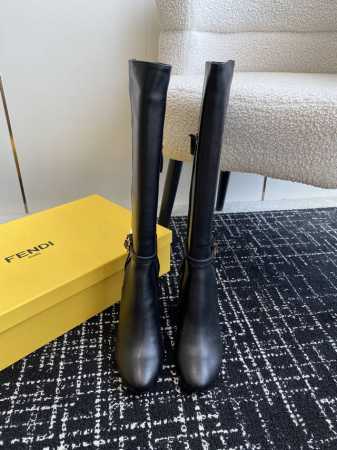 代购级 Fendi芬迪 24ss 秋冬新款 拉链异形跟 高跟鞋 “F”金属样式鞋跟，让鞋子充满了建筑感十足。 大胆创新的设计理念融入到品牌自身的特色发挥，超大“ - 点击图像关闭