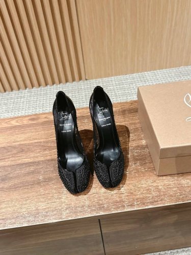 克里斯提 鲁布托联名马吉拉分趾高跟单鞋 Maison Margiela 与 Christian Louboutin 推出首个联名鞋履系列 全新合作以两种互相交融