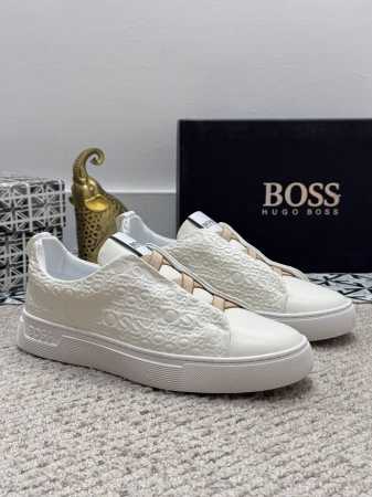 出厂价P 实价 男士精品 Boss 休闲男鞋，以经典的一脚蹬设计成为永不落幕的时尚宠儿，经典的休闲造型。采用牛皮压纹，内里羊里品牌专用大底，橡胶耐磨超轻大底，轻 - 点击图像关闭