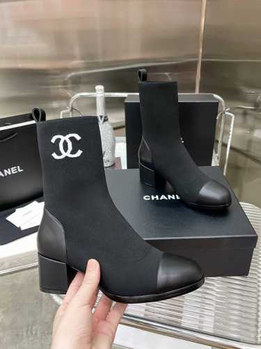出厂 Chanel 24S秋冬新品双C粗跟袜子靴 本季王炸神款女神必备单品 袜子靴的特点就是穿着舒适瘦腿 不管什么腿型都能包得住 超好搭配衣服 巨显脚瘦 美惨了