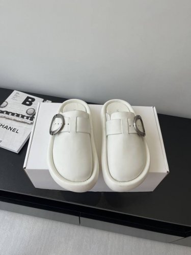 女款 男款 Alexander Mcqueen 25Ss春夏新款复古大头包头拖 勃肯拖 第一眼看到这个鞋子感觉不起眼，没有过多的装饰很简单 但带有点复古味呆萌可