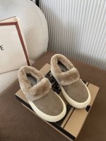 UGG P: Size：女码35-40 2024新款UGG女款雪地乐福鞋 这款女士雪地休闲羊毛低帮鞋，百搭版型♀♀新潮鼓型鞋底，时尚大方，耐磨防滑生胶底面，耐磨