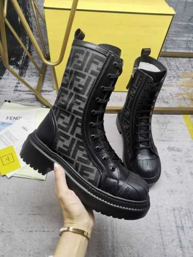 Fendi Domino系列全新机车靴，黑色皮搭配黑灰FF提花图案布料、鞋头饰有凸纹压花FF图案，机车造型时尚前卫，35-42码，跑量价