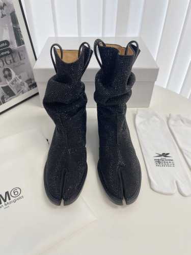 MaisonMargiela｜MM6 马吉拉复古分趾靴褶皱西部牛仔靴 刻着“时髦”两字的猪蹄分趾鞋 分趾开衩位置真的是考究工艺的细节点 花费了超多时间去保证鞋子
