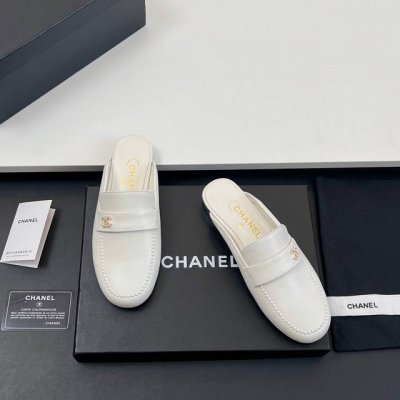高版本 chanel 香奈儿 凉拖鞋 穆勒半包拖鞋 2025春夏系列火爆上新 这一季香家小爆款 小红书力推款 真的一眼爱了 珍珠及经典双C扣完美搭配 怎么搭配都