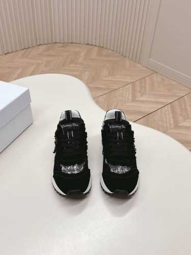 出 C'est Dior 迪奥 2025新款全新休闲运动鞋‘以牛皮革和网眼织物制作，轻盈透气。侧边的流苏CD字母非常有Dior辩识度，运动风设计融合流苏细节也增