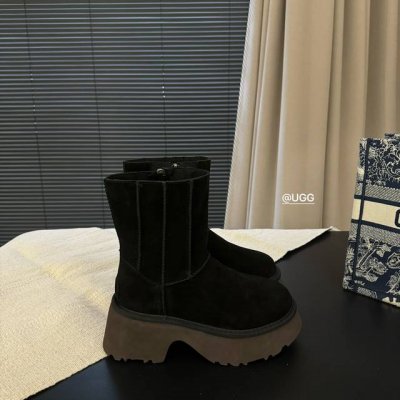 工厂价 UGG 厚底人鱼铅笔靴,御寒休闲，秋冬季必备温暖单品！ 厚底人鱼铅笔靴无论与牛仔裤、裙子还是时下流行的长大衣搭配，都能轻松展现与众不同的气质！ 鞋面采用