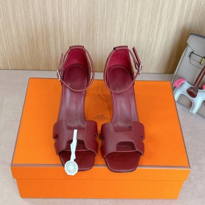 7Cm组图 空面出厂价p Hermes 爱马仕 Joy 70高跟凉鞋 时尚又百搭 搭配H鞋头 超级舒服 每个细节都做到极致 搭配同色调标志性纯鞋扣 设计简约流畅