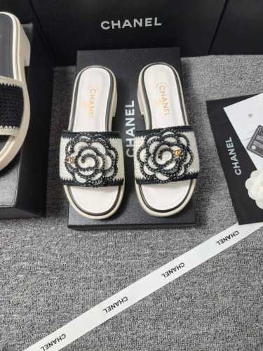 chane* 小香春夏新品 粗跟刺绣凉拖 香奶奶家一贯的优雅名媛气质 高级感十足 上脚非常Nice 不管光脚穿或搭配裙装 裤装 都非常百搭 无敌美 特别仙 少女