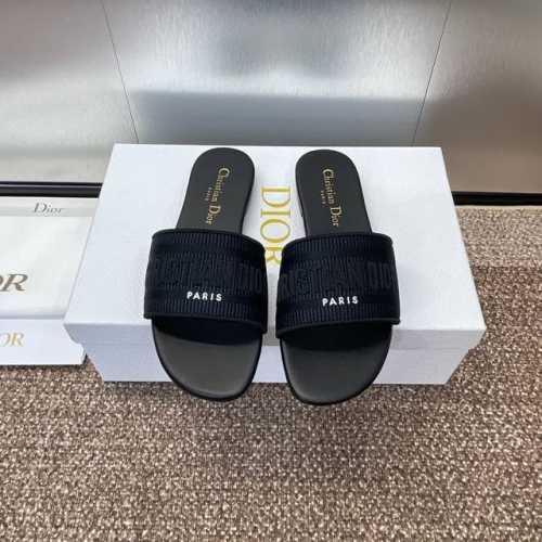 工厂价 迪奥 Dior 2024 春夏新款 DWAY 平底一字拖拼色女鞋 CD字母logo立体刺绣圆头露趾凉拖鞋 原版开发市面顶级版本 材质:鞋面进口酒椰草电绣