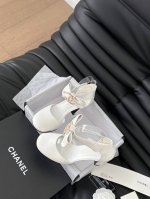绒布 皮面 Chanel 24K走秀款玛丽珍单鞋 简约又不失甜美俏皮！ 鞋头经典拼色简约易搭，搭配一字带更加跟脚。 内里羊皮 真皮大底 Size:35-39 其