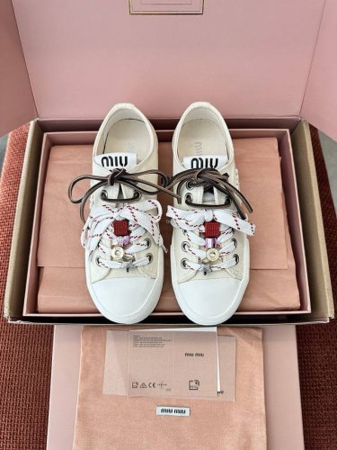 顶级品质 * 25Ss春夏水洗丹宁牛仔运动鞋 原版购入代购级别 -象牙色 材质与工艺 原版水洗丹宁牛仔 原版织物衬里 鞋面搭配橡胶趾帽 鞋舌和鞋垫均饰有丝印徽标